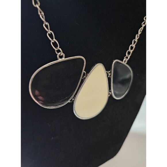 *Sale* Silver tone necklace with black and white pendant - Picture 6 of 11